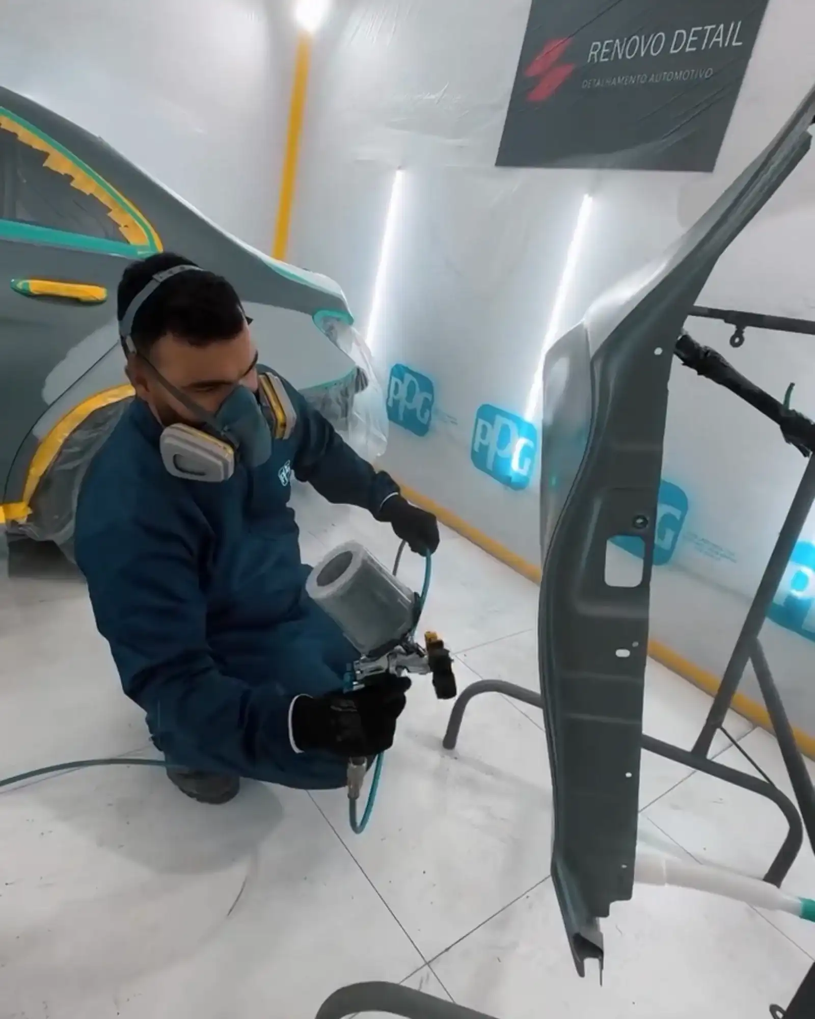 Pintor trabalhando uma peça na cabine da Renovo