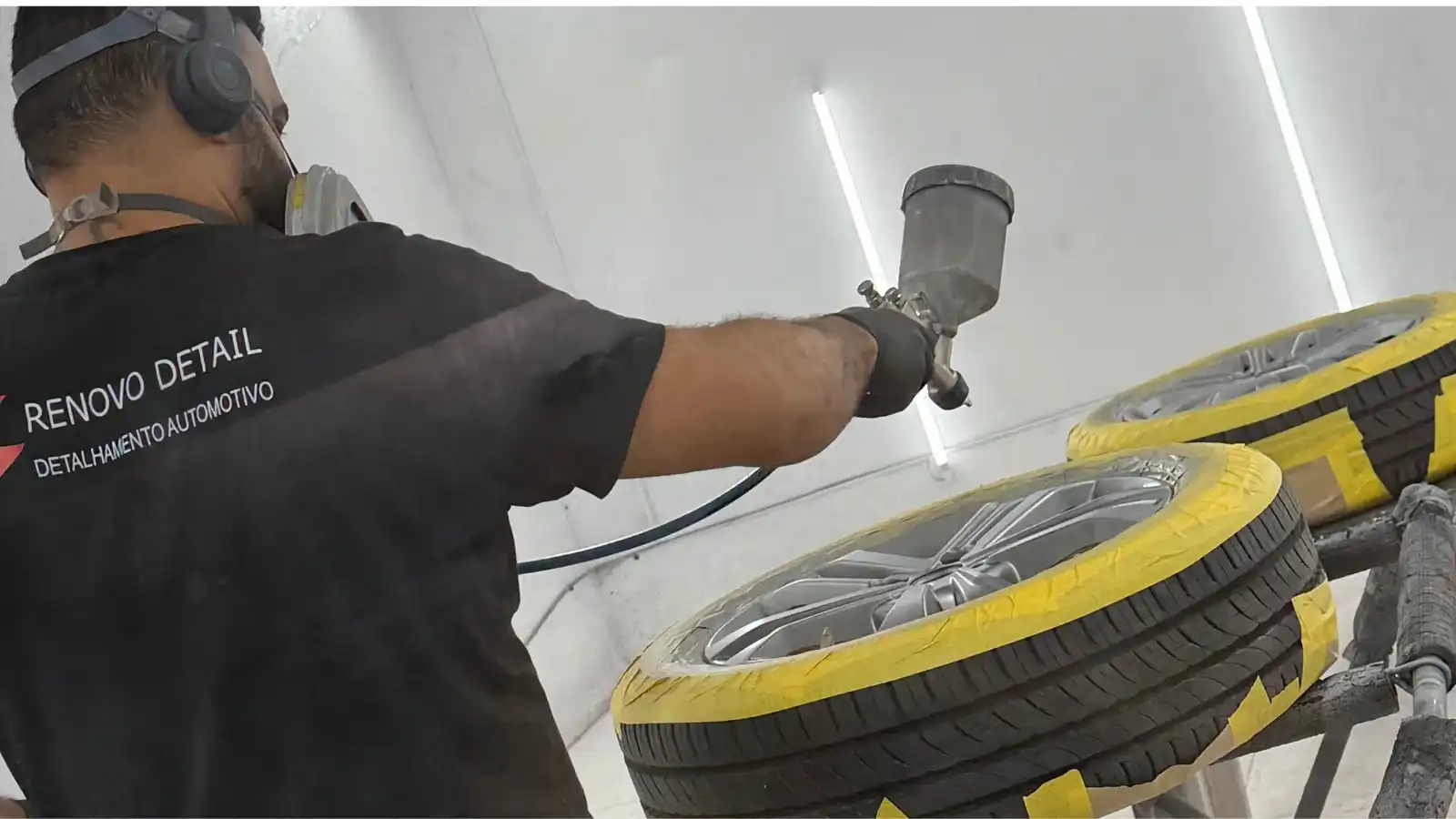 Rodas recebendo pintura na cabine da Renovo