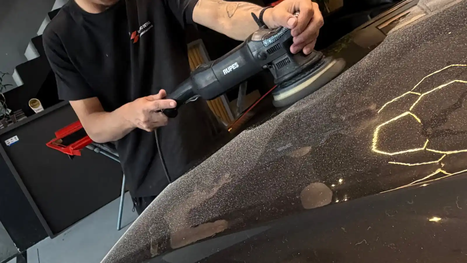 Profissional utilizando politriz Rupes sobre a pintura na Renovo