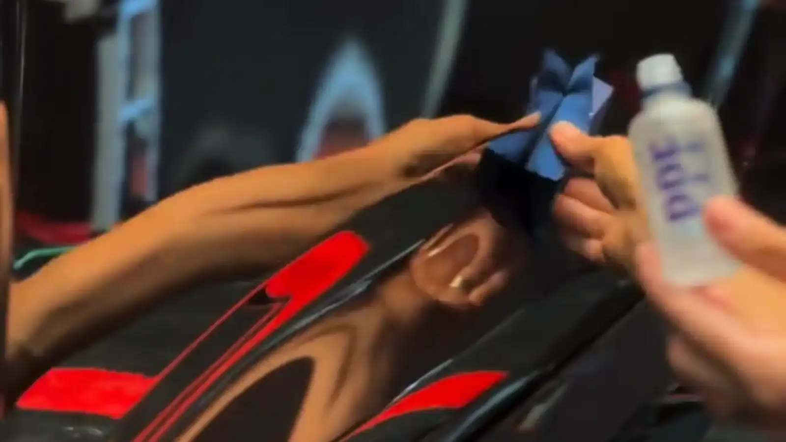 Revestimento cerâmico sendo aplicado à pintura