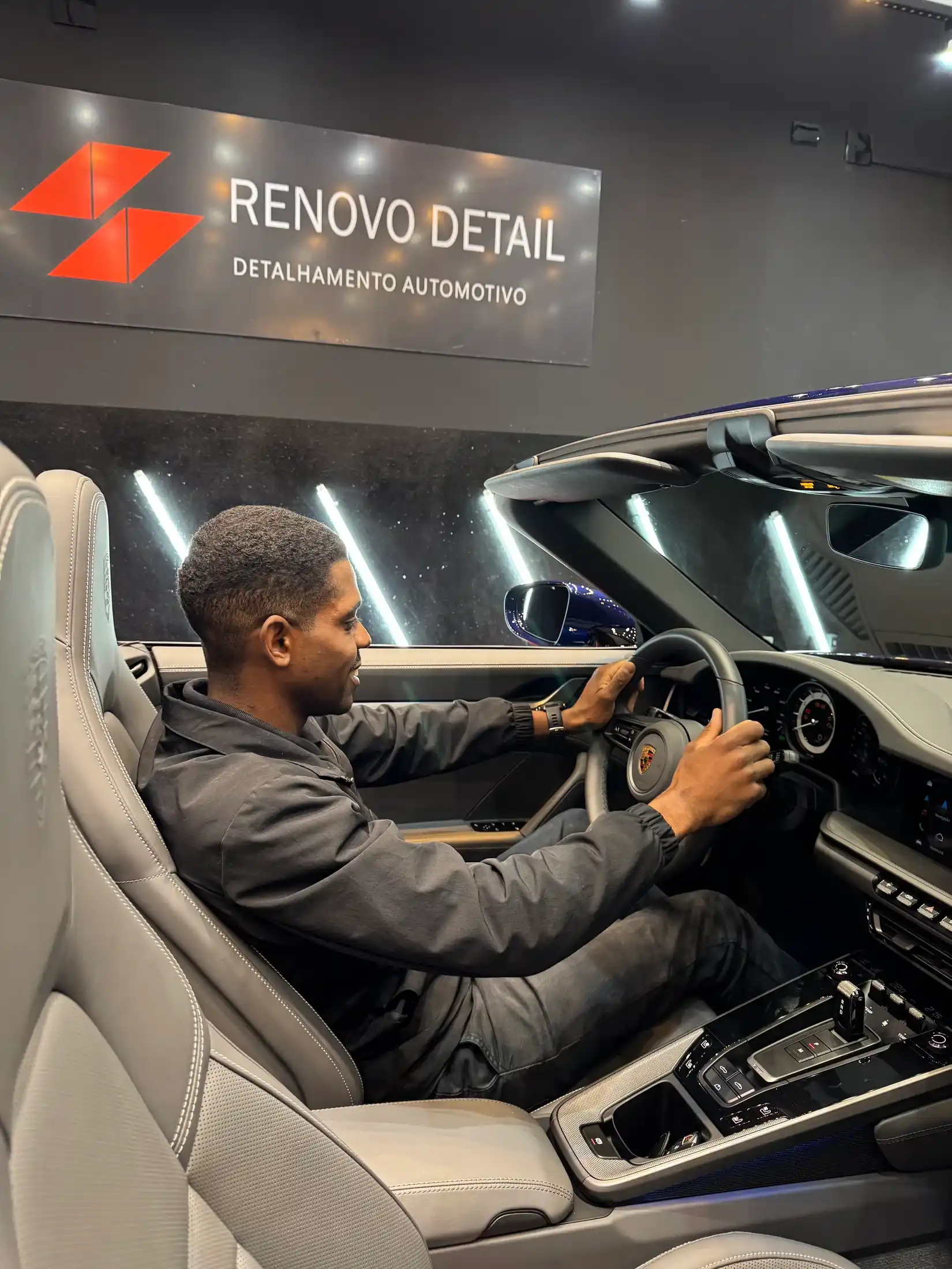 Profissional ao volante de Porsche dentro da Renovo Detail